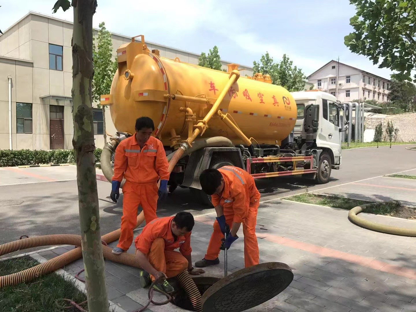 林甸管道疏通车停在窨井附近