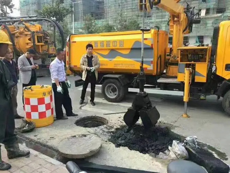 林甸街道：网格员化身“清道夫”，为民解忧疏通“堵心”化粪池