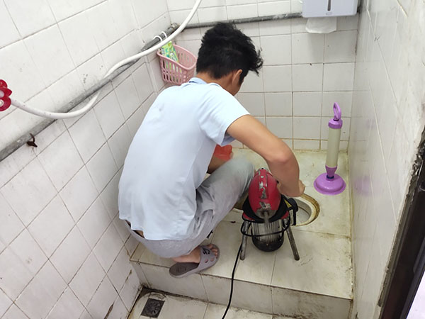 林甸肥皂掉到马桶里把马桶堵住了怎么办？马桶堵住了怎么办