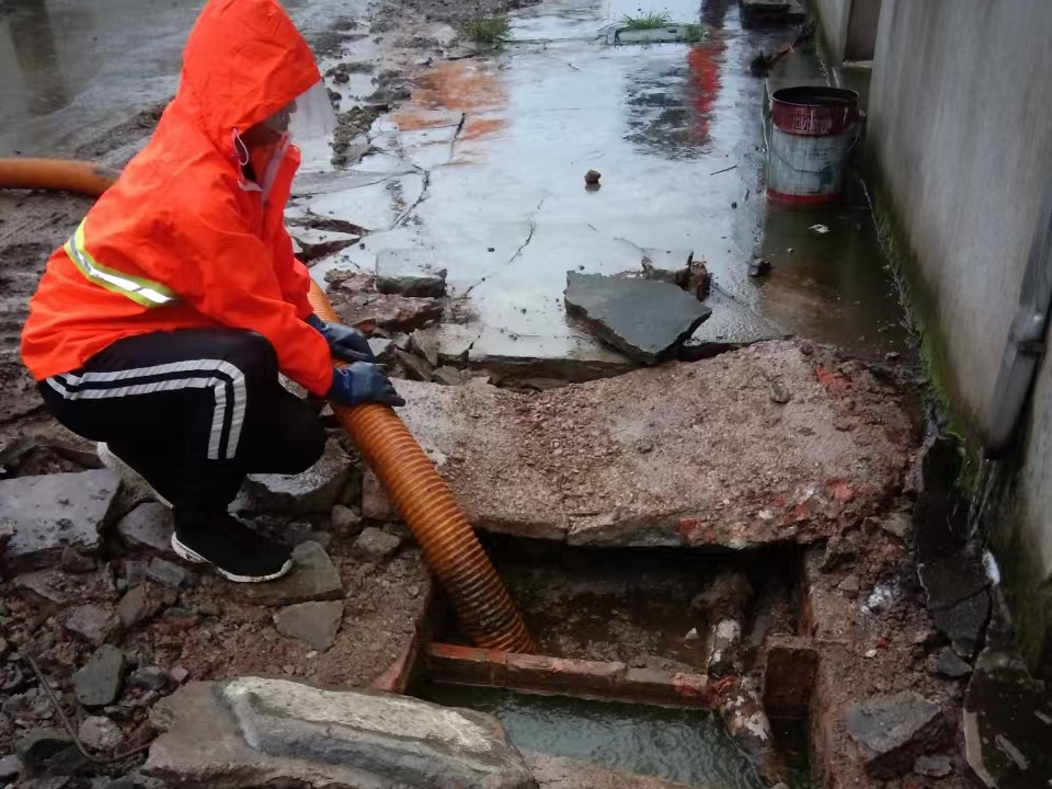 林甸专业清理污水池 炜誉市政以规范流程守护城市 “肠道”